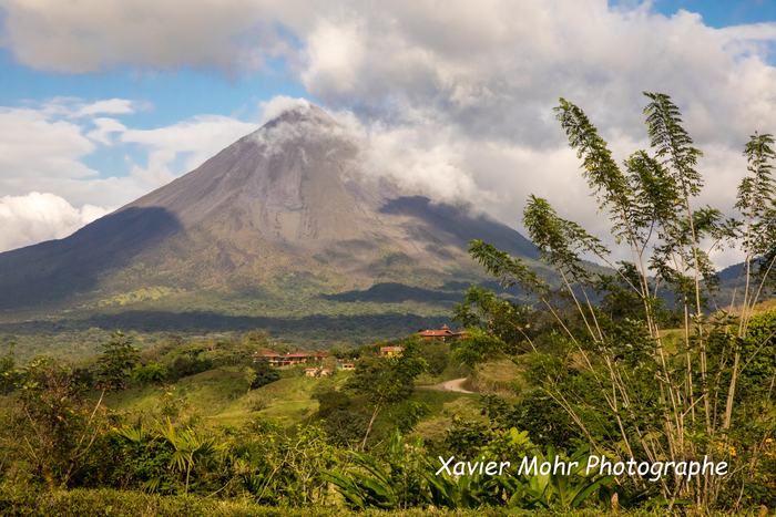 Le volcan Arenal dans les nuages