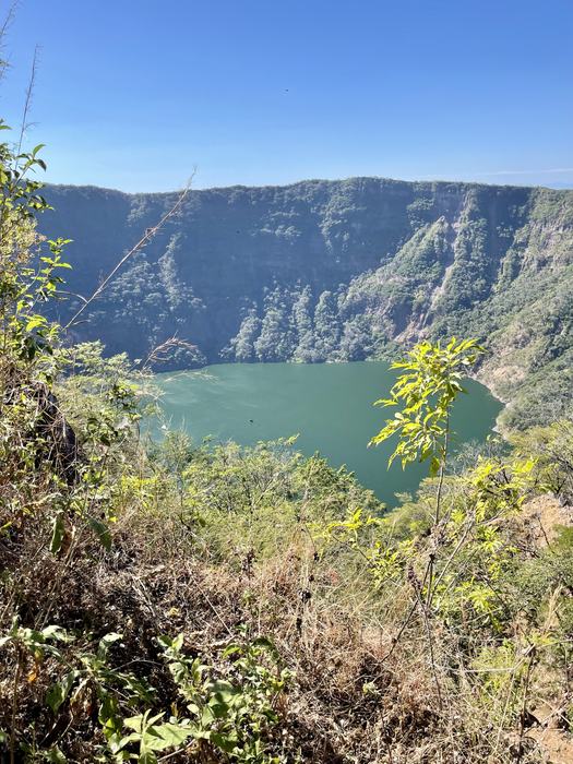 Lagune dans le cratère